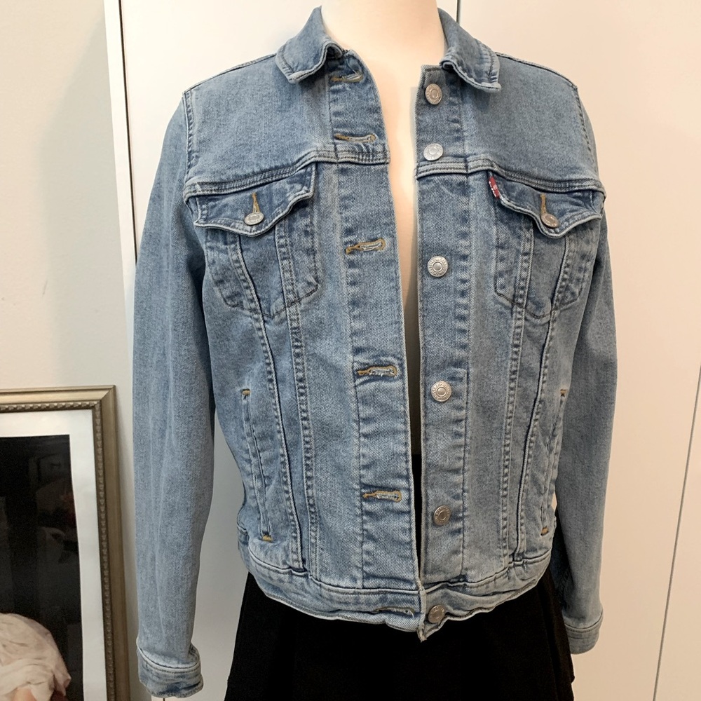 ❤️SOLD❤️ Levi’s Faded Denim Jacket